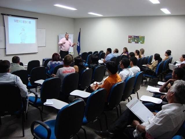 CORRETORES DE IMÓVEIS ASSITEM A PALESTRA NO SEBRAE