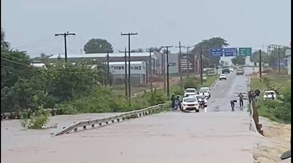 ASSISTA VÍDEOS: rio Araras transborda, encobre rodovia, alaga casas e provoca apreensão na cidade de Cerejeiras