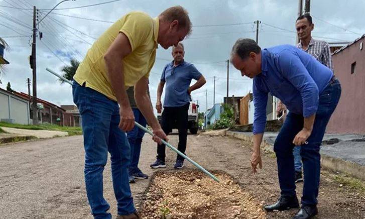 Deputado Luizinho Goebel garante massa asfáltica para recuperação de ruas em Colorado do Oeste