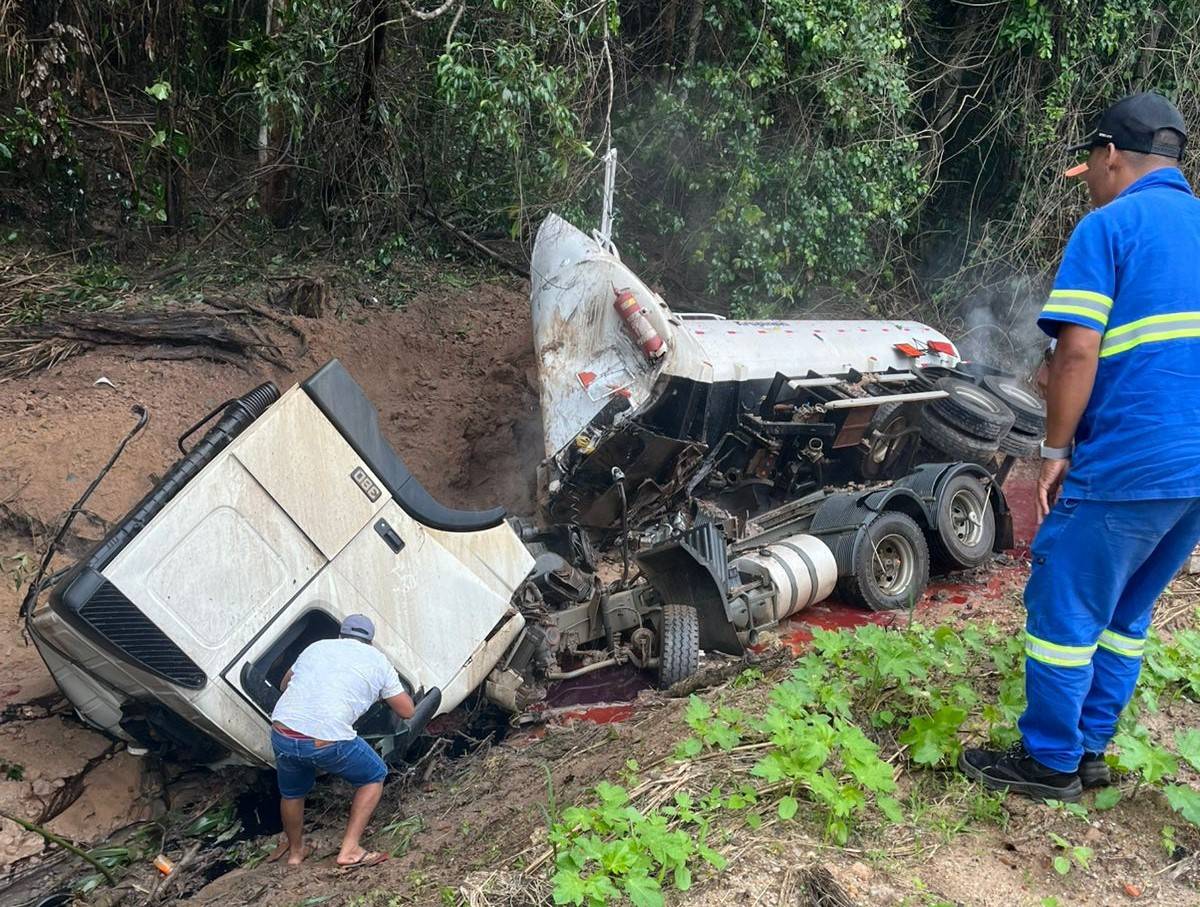 VEJA VÍDEOS: Bombeiros de Vilhena são mobilizados após caminhão carregado com diesel tombar na “Serra de Colorado”