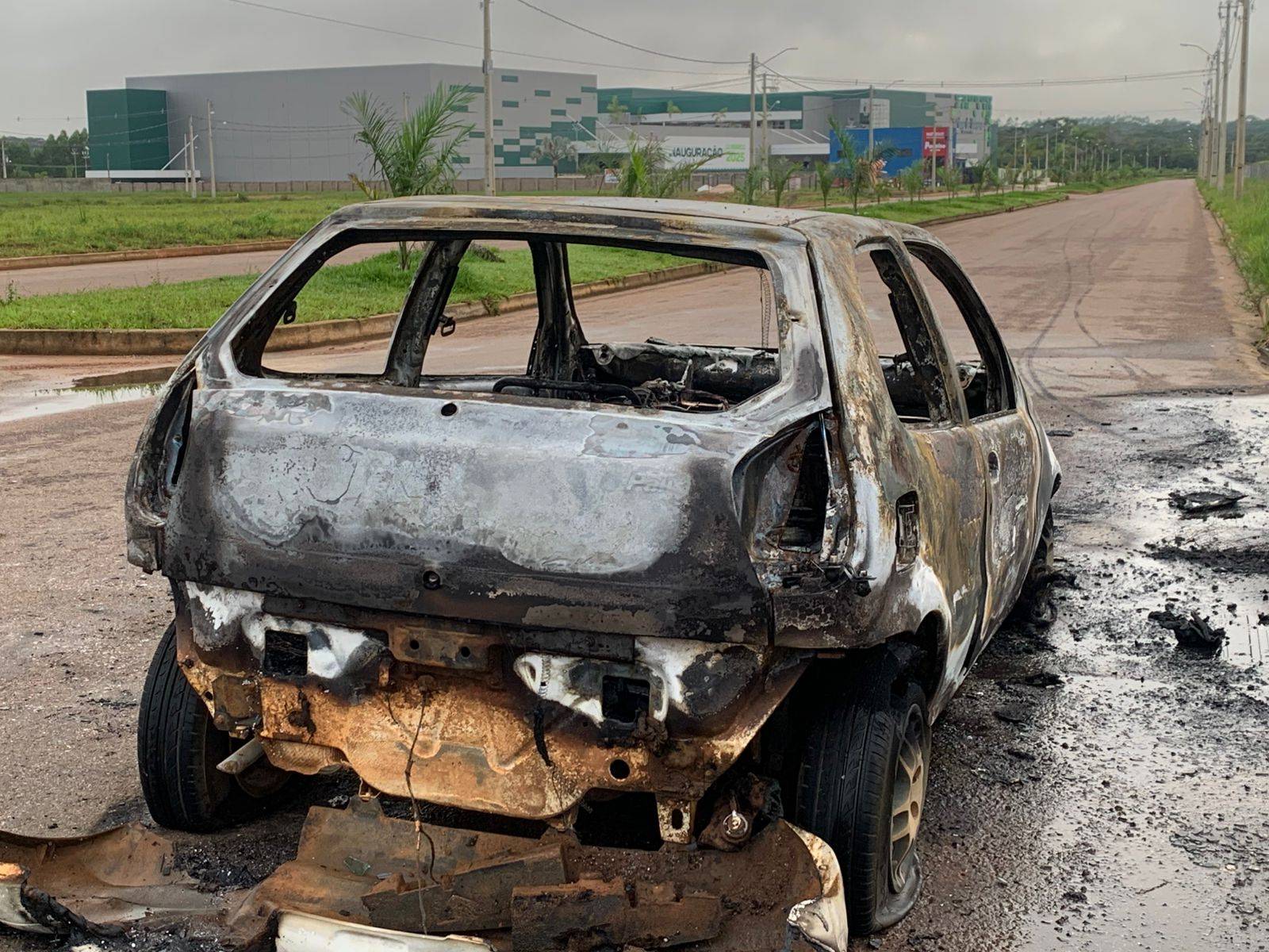 Bombeiros são mobilizados por populares que encontraram carro sendo consumido pelo fogo em avenida de Vilhena