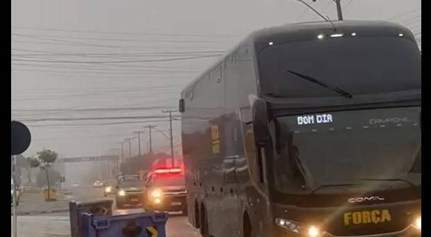 ASSISTA VÍDEO: mais um comboio da Força Nacional passa por Vilhena a caminho de Porto Velho, onde facções criminosas estão “tocando o terror”