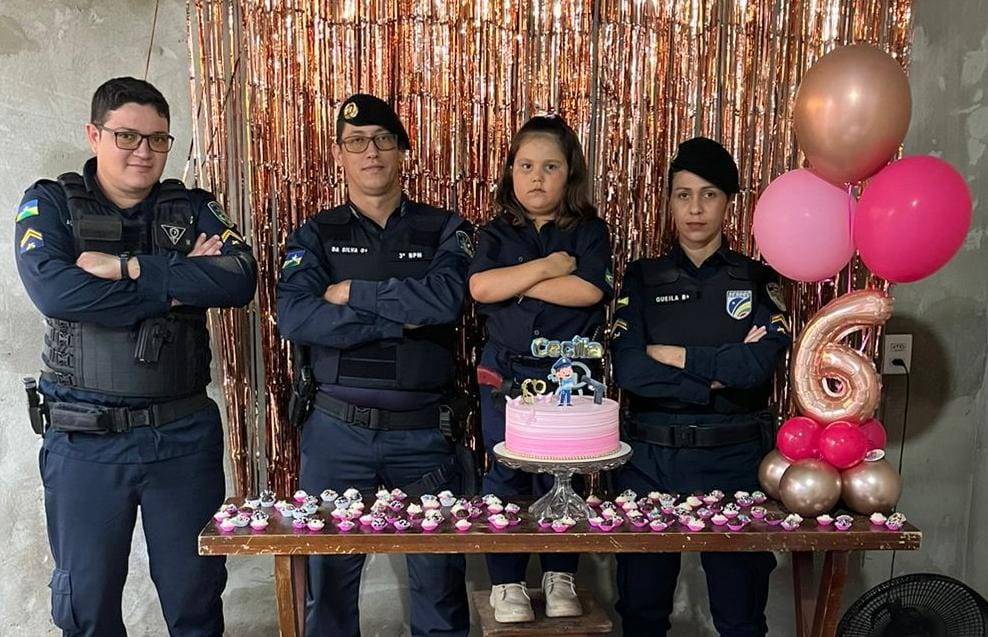 Garotinha faz aniversário com tema “PM” e recebe visita de guarnição, em Vilhena; menina quer vestir farda no futuro