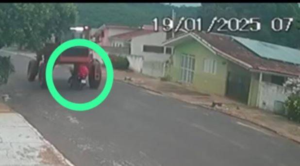 Em cidade de MT, condutor de moto tenta passar embaixo de máquina agrícola e mata carona; câmera filmou acidente fatal