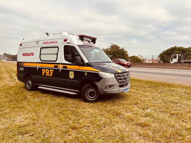 Agentes da PRF prestam socorro e salvam a vida de motociclista que bateu na traseira de caminhão, em Vilhena