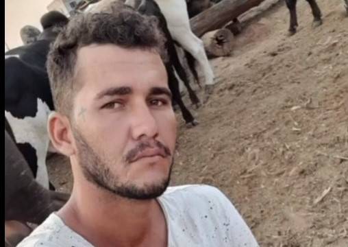 Polícia Civil divulga foto do acusado de intimidar testemunhas enquanto comparsa matava mulher a facadas, em Vilhena
