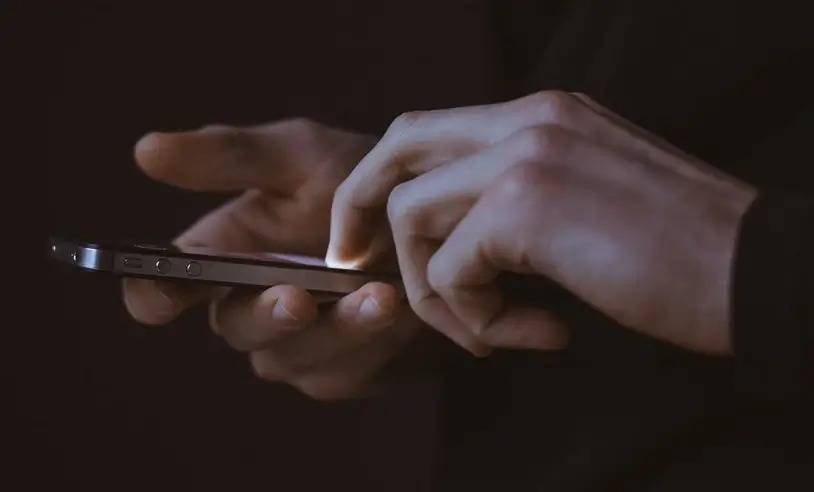 “Golpe da selfie”: artimanha utilizada por criminosos oferece brindes em troca de suposta autenticação por foto; saiba como se proteger