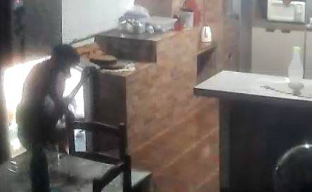 ASSISTA VÍDEO: moradores de Cerejeiras denunciam suposta dependente química que invade casas e comete furtos na cidade