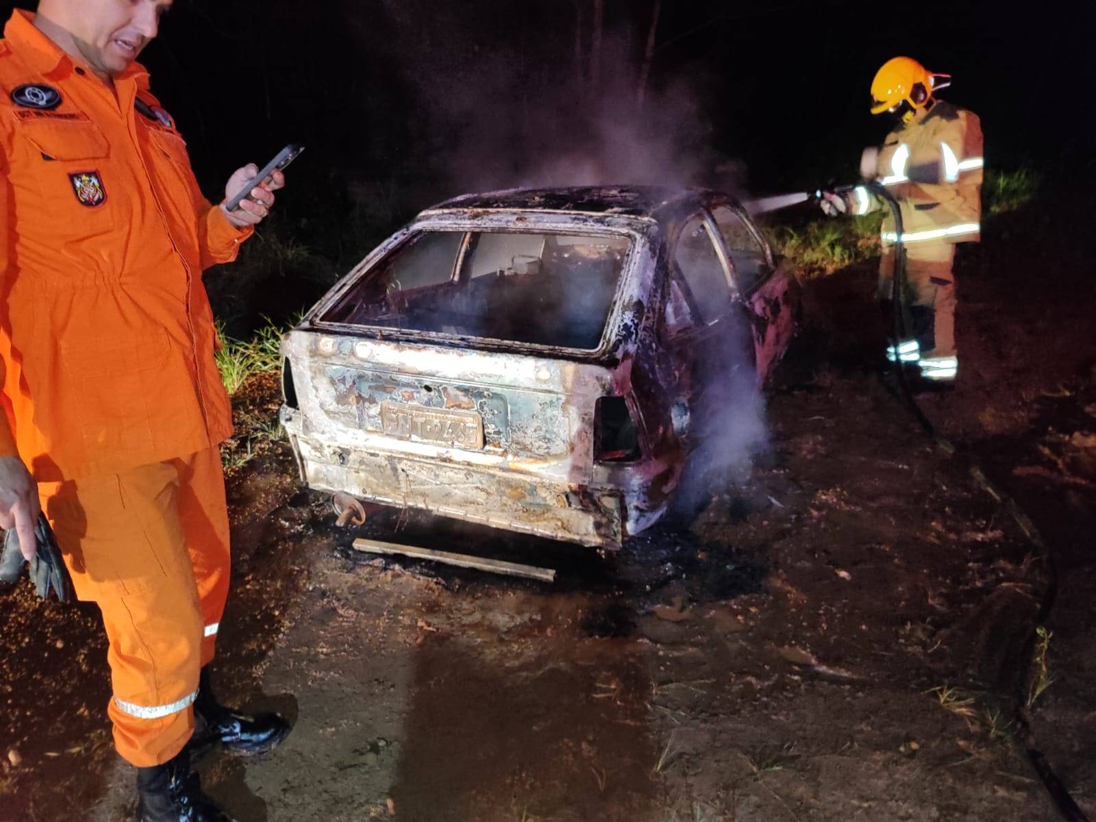 VÍDEOS E FOTOS mostram horror em Vilhena: corpo carbonizado no porta-malas de carro seria recado macabro de uma facção para a outra