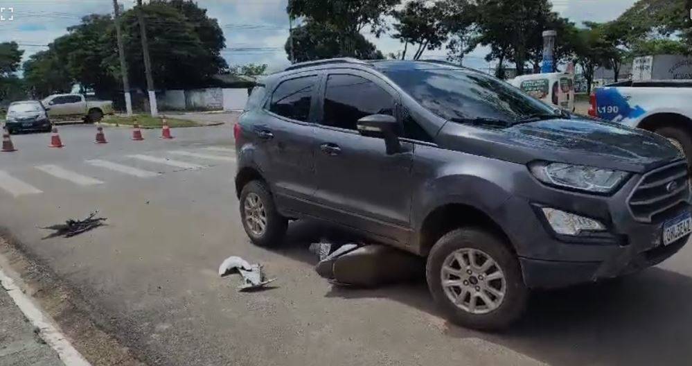 ASSISTA VÍDEO: confusão de pedais pode ter levado motorista a “patrolar” motoneta em cruzamento de avenidas em Vilhena