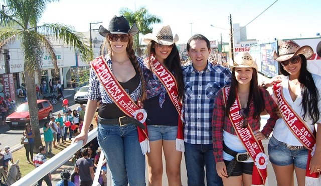 A pé, a cavalo e em cima de trio, deputado prestigiou abertura da Expovil no sáb