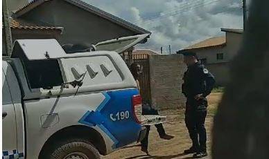 Moradores prendem ladrão furtando aparelho de TV em bairro de Vilhena e ameaçam linchá-lo antes da chegada da polícia