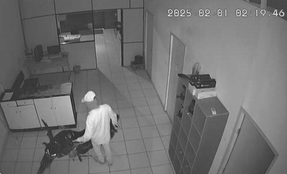 Ladrão é fotografado furtando motocicleta dentro de autoescola, em Vilhena; polícia tenta localizar veículo