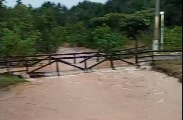 ASSISTA VÍDEO: forte temporal fez água das chuvas passar por cima de ponte no Parque Ecológico de Vilhena