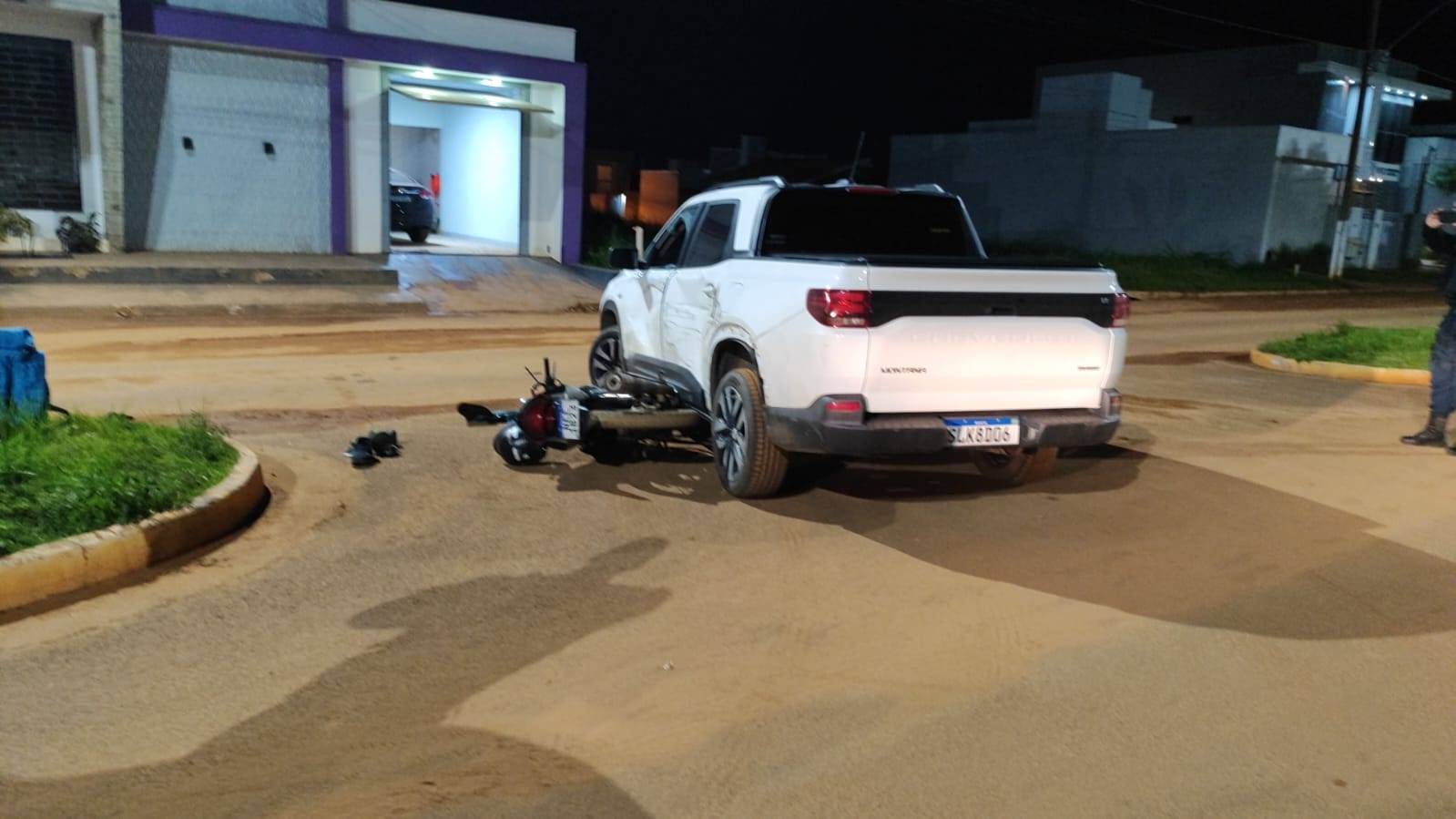 Motocicleta pilotada por entregador vai parar embaixo de veículo da Secretaria de Segurança Pública em avenida de Vilhena