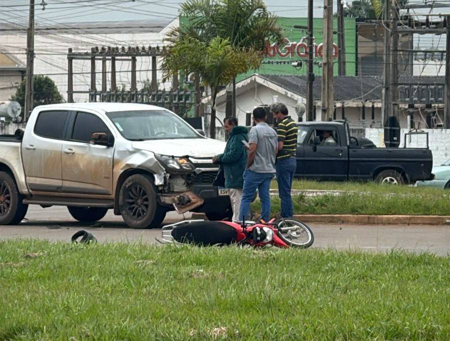 ASSISTA VÍDEOS: pilotando motoneta, idosa sofre múltiplas fraturas ao ser atingida por picape no entroncamento de rodovias, em Vilhena