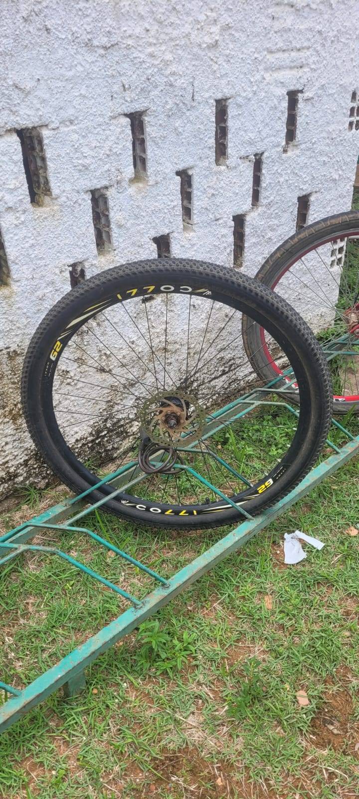 OUSADIA TOTAL: ladrão leva bicicleta que estava “cadeada” na UPA, em Vilhena, e deixa pneu furado para trás