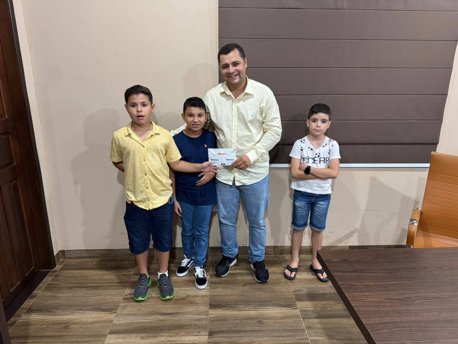 VÍDEO: menino grava vídeo após prefeito atender pedido dele e de colegas, que intercederam para que professor fosse mantido