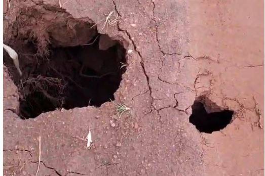 ASSISTA VÍDEO: buraco ameaça “engolir” ponte na área rural de Vilhena, e moradores alertam para risco de acidentes