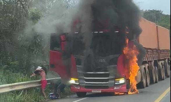 VÍDEO: carreta que pegou fogo com criança a bordo na BR 364, próximo a Vilhena, era de Jaru e estava avaliada em mais de R$ 600 mil