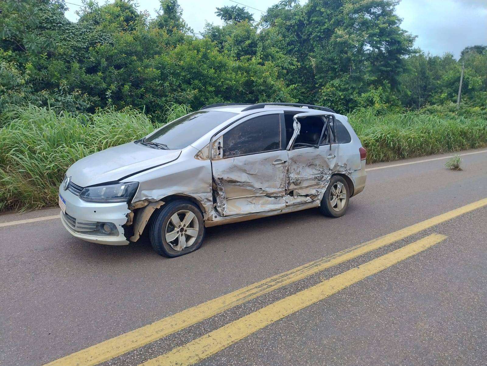 VÍDEO: “desgovernado” após passar por buraco em rodovia do Cone Sul, caminhão atinge táxi com 3 adultos e uma criança a bordo
