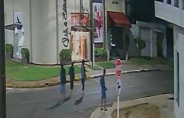 VÍDEO: em menos de uma semana, ladrões voltam a arrombar lanchonete no centro de Vilhena para furtar bolos; comerciante vai contratar guarda