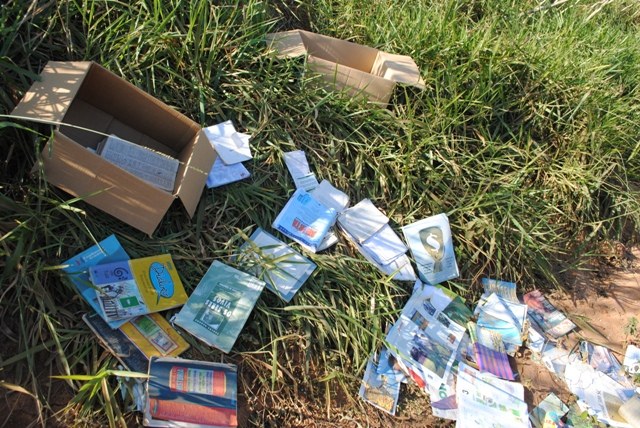 Livros didáticos são jogados às margens de rua nas proximidades da Unir