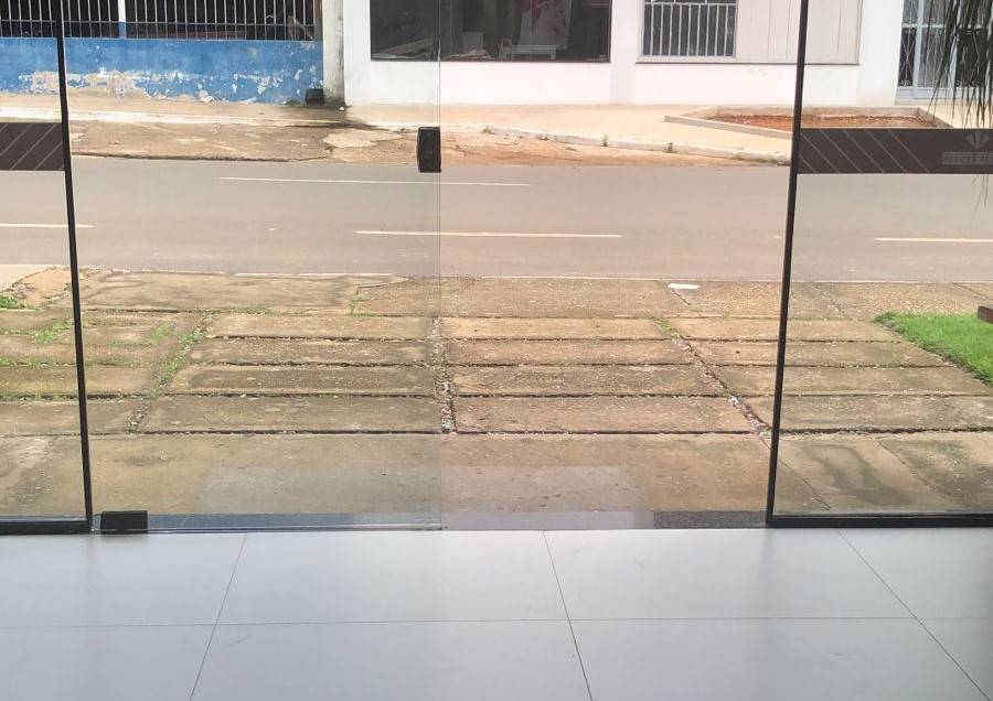 Ladrão tenta entrar em lanchonete que teve porta de vidro arrebentada 24 horas antes e toma surra de vigilante, em Vilhena