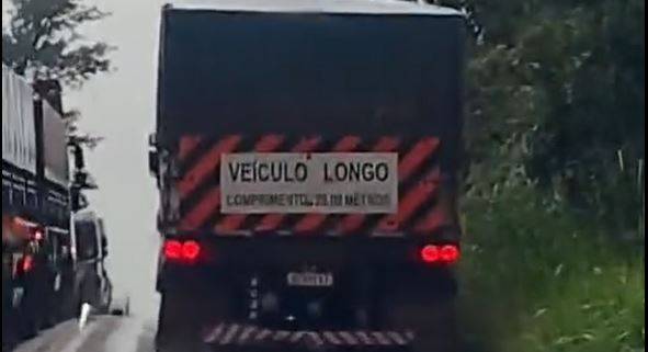 ASSISTA: vídeos mostrando uma carreta tombada e outra quase envolvida em tragédia na BR 364 (ambas de Vilhena) viralizam no WhatsApp