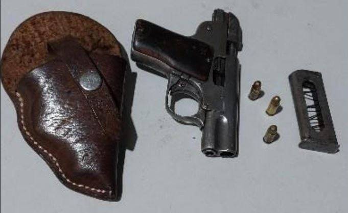 Embriagado e acusado de ameaçar matar o próprio filho com tiros de pistola, homem é preso pela Polícia Militar, em Vilhena