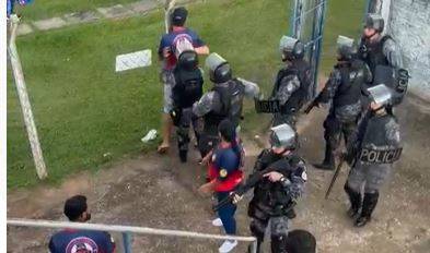 Torcedores de time vilhenense, rapaz e mulher ofendem policiais militares que faziam segurança de árbitros e acabam presos em estádio