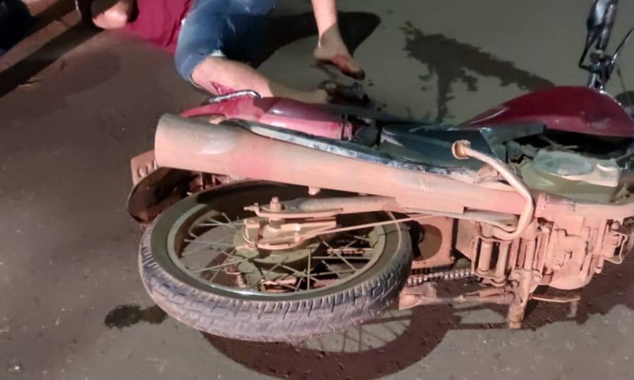 ASSISTA VÍDEO: gravação mostra motociclista de 22 anos atingindo caminhonete estacionada em avenida de Vilhena