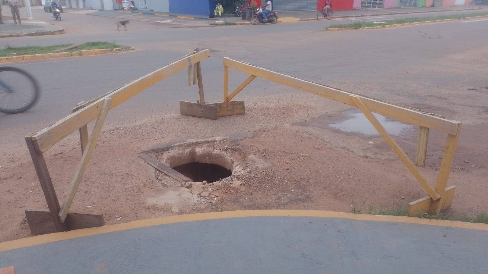 Moradora denuncia bueiro sem tampa que ameaça usuários na principal avenida do bairro mais populoso de Vilhena