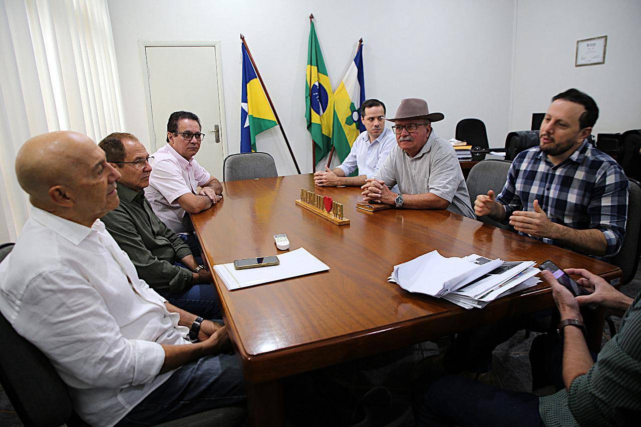 Trazendo investimentos milionários para Vilhena, incluindo construção de teatro e “Super UBS”, senador Confúcio Moura visita prefeitura