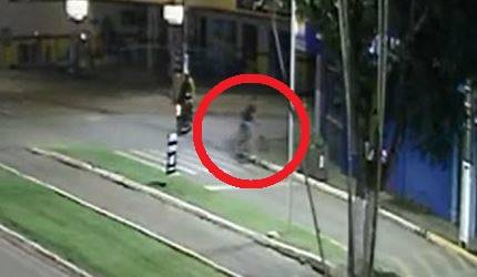 ASSISTA VÍDEO: bicicleta “desgovernada” em avenida arrebenta porta de loja e mobiliza a polícia, em Vilhena