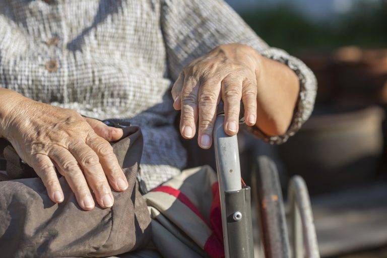Proibida de se aproximar da mãe de 79 anos diagnosticada com Alzheimer, dependente química é denunciada pelo próprio irmão, em Vilhena
