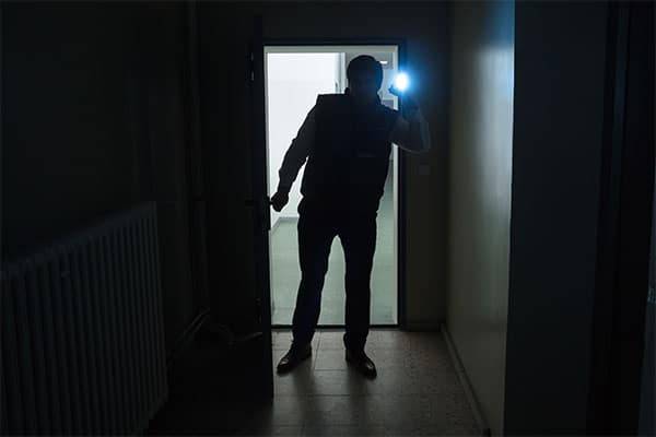 Ladrões que saquearam casa em Vilhena e levaram joias e armas de fogo poderão ser identificados por rastros deixados