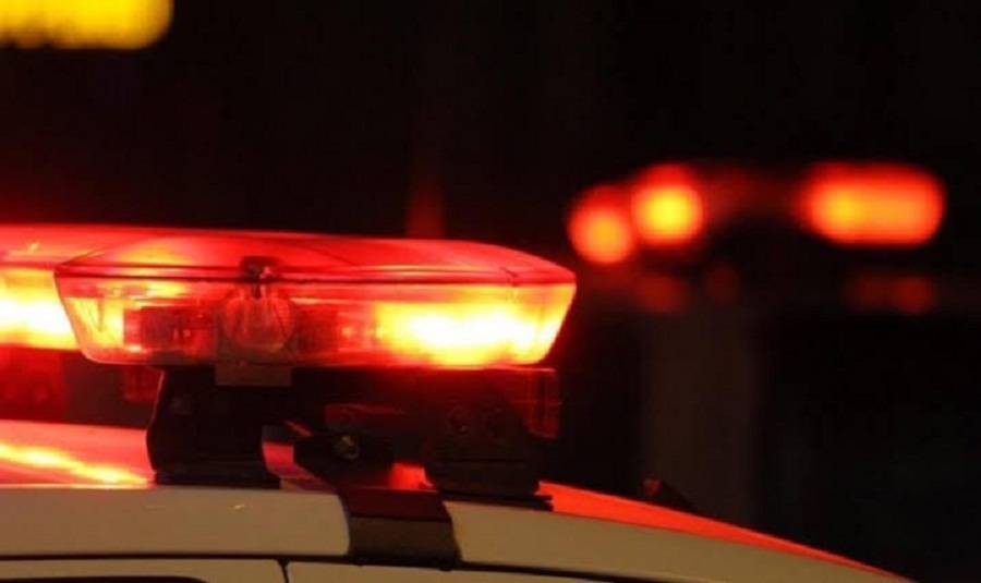 Perseguição a motociclista “encapetado” termina com a queda do suspeito e viatura danificada após batida frontal, em Vilhena