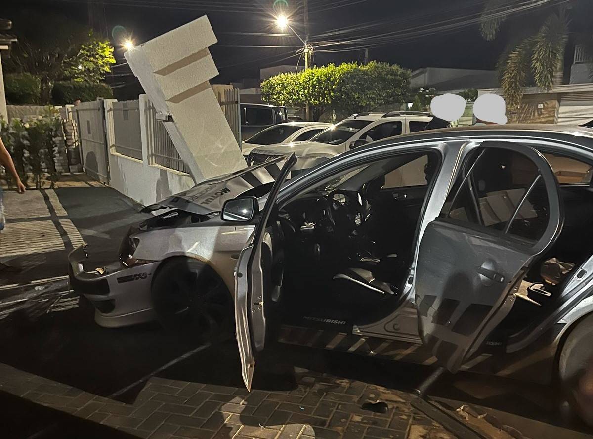 Carro atinge muro de igreja e boatos sobre a causa do acidente “incendeiam” grupos no WhatsApp, em Vilhena