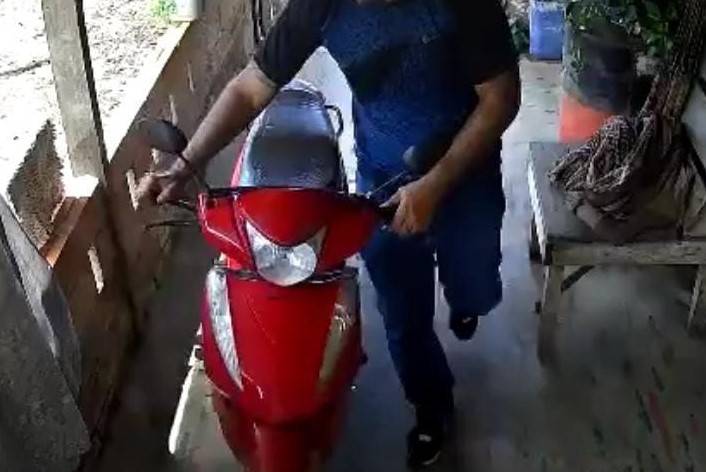 Polícia “estoura” boca de fumo e recupera motoneta; homem teria penhorado o veículo emprestado a ele por chacareira, em Vilhena