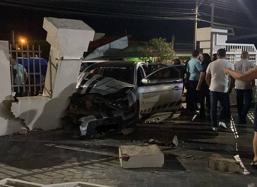 Mulher que bateu carro em muro de igreja recusou teste do bafômetro; garotas protagonizaram “velozes e furiosas” em Vilhena