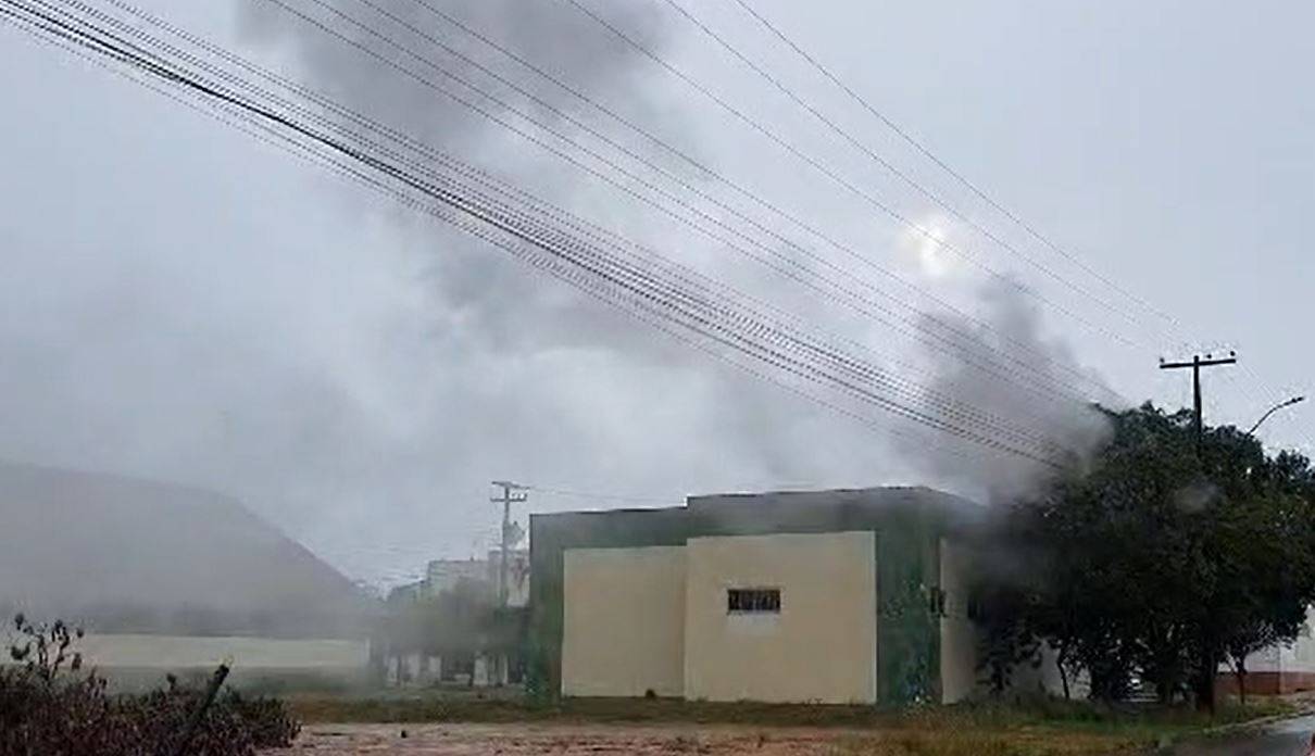 ASSISTA VÍDEO: curto-circuito na rede elétrica assusta moradores e mobiliza Corpo de Bombeiros, em Vilhena