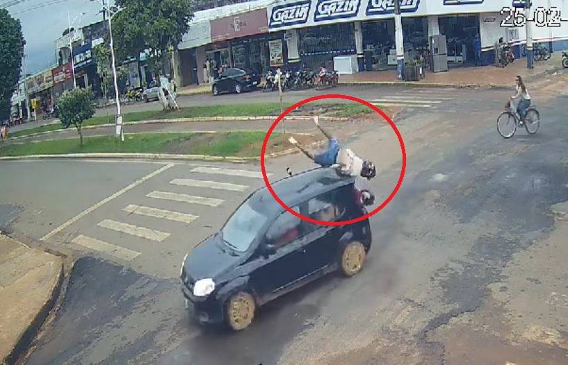 ASSISTA VÍDEO: outro acidente grave, envolvendo carro e moto, é registrado em cruzamento perigoso, em Vilhena