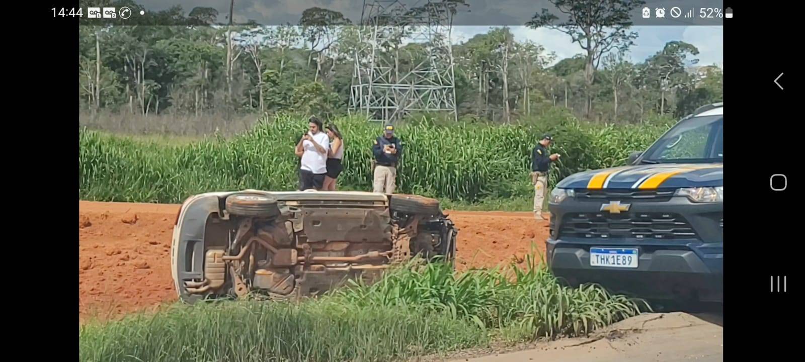 ASSISTA VÍDEO: PRF de Vilhena é acionada após carro capotar nas obras do trevo da BR 364 que dá acesso a Colorado do Oeste