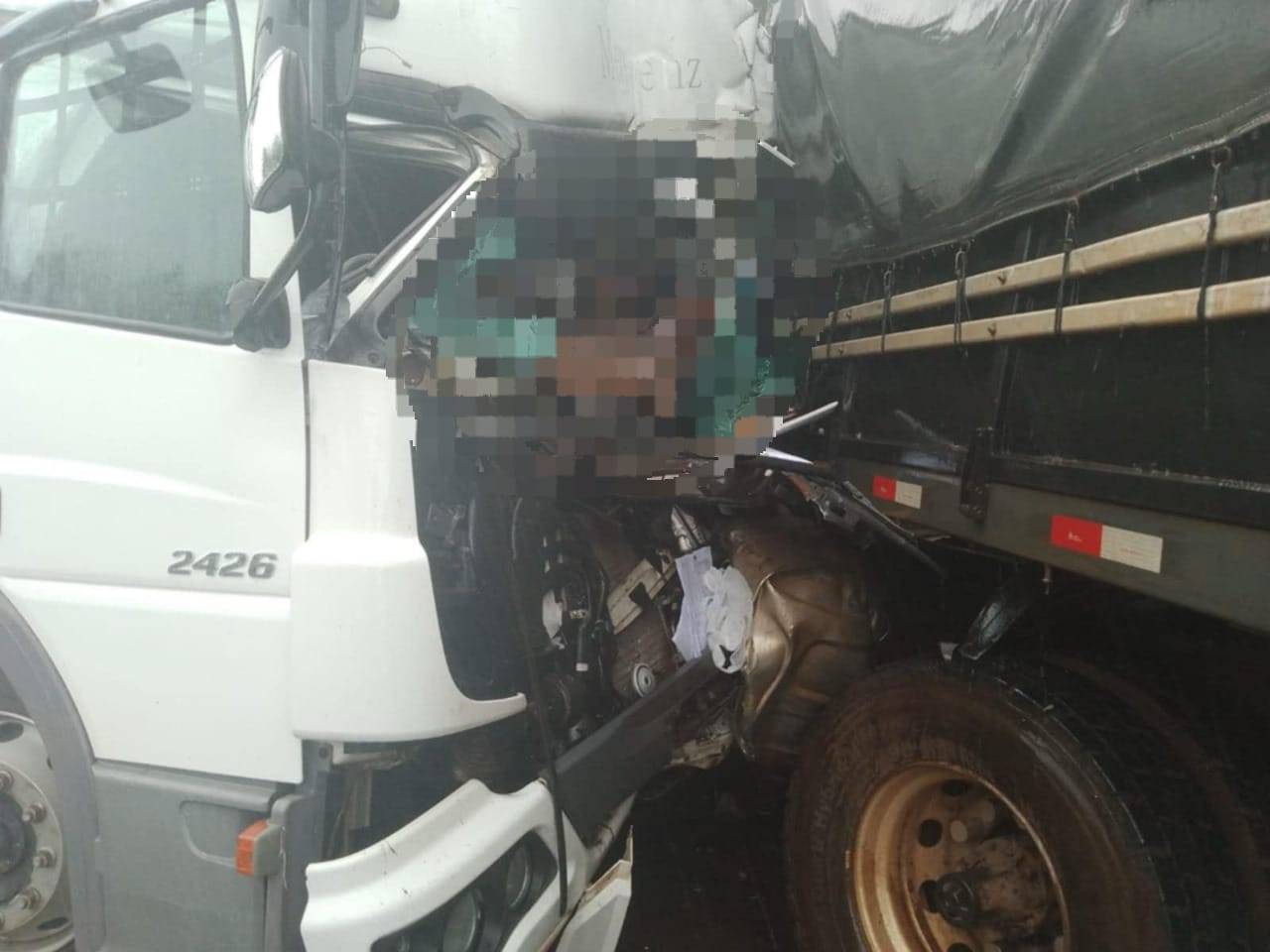 URGENTE: batida frontal de caminhões deixa motorista morto em trecho de rodovia federal entre as cidades de Vilhena e Comodoro (MT)