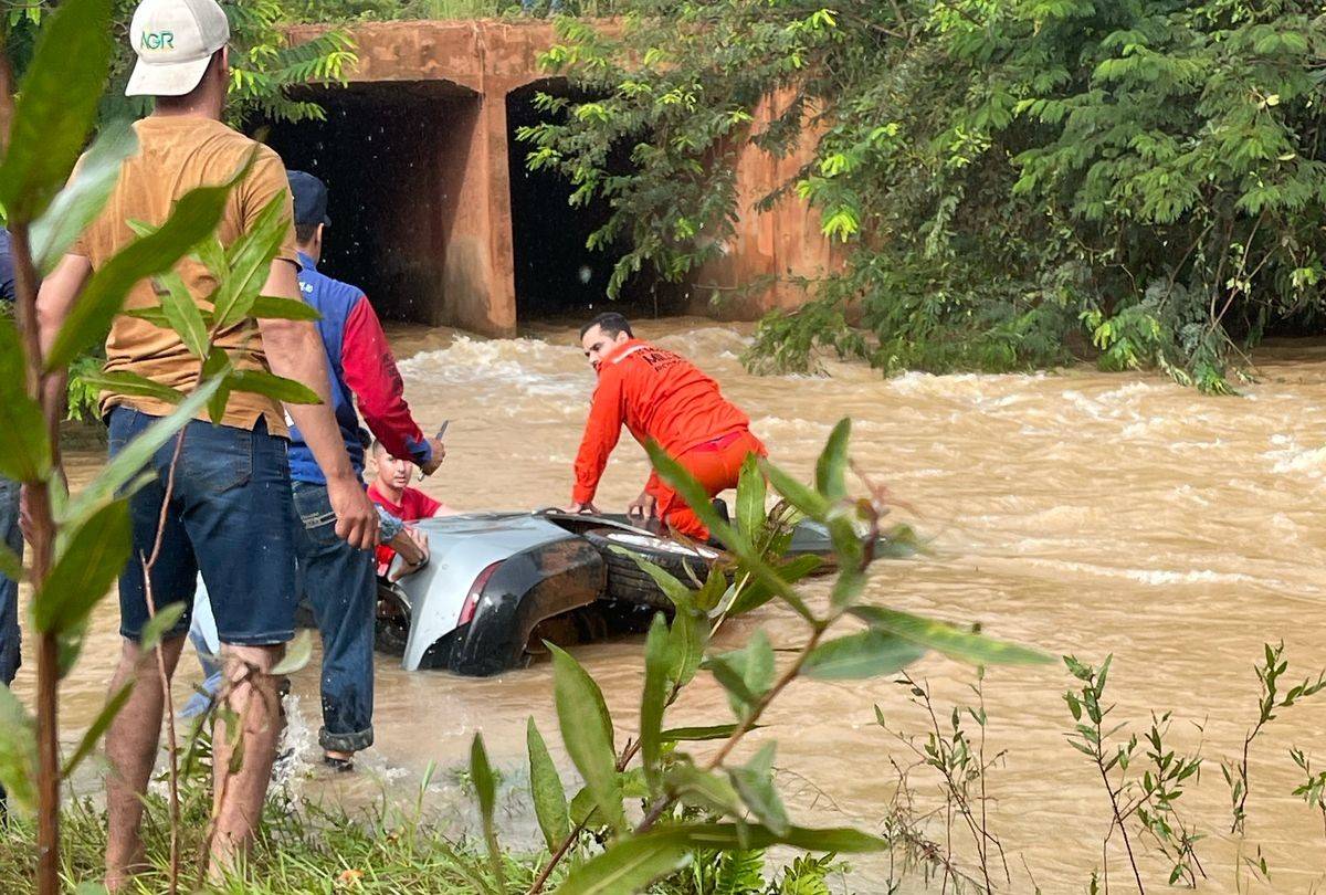 URGENTE: carro cai em rio na área rural de Cerejeiras, mulher morre afogada e filha é resgatada, mas também vai a óbito no hospital