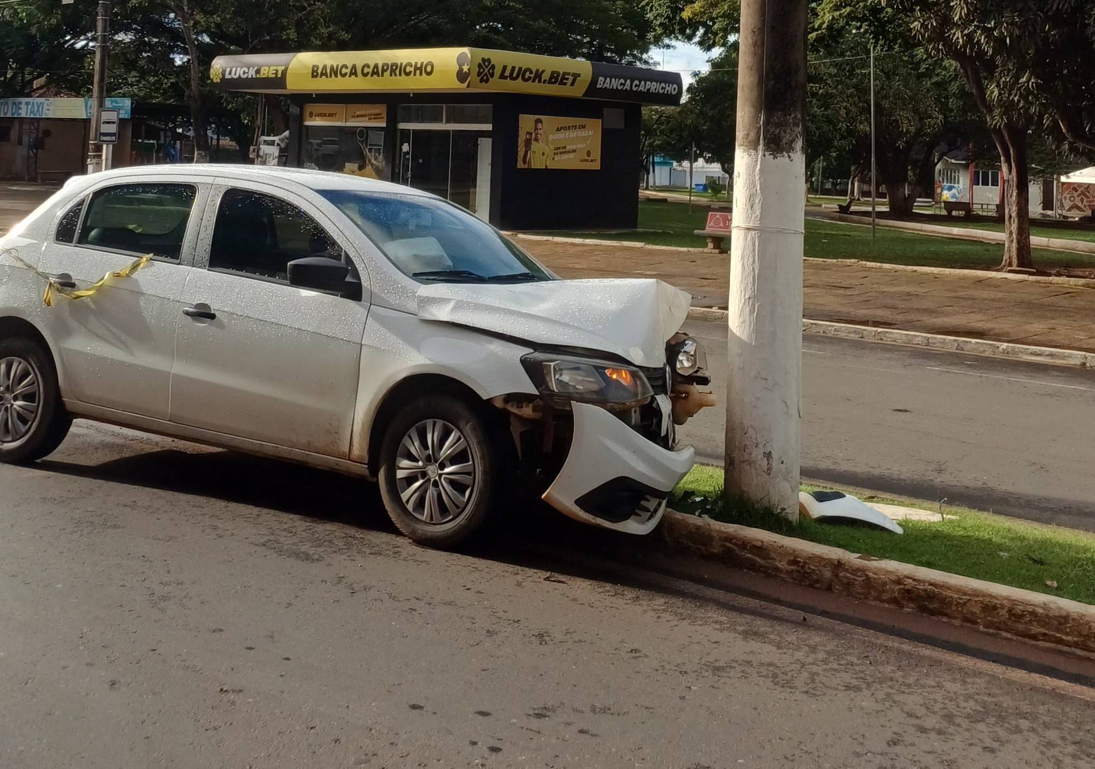ASSISTA: vídeos mostram mulher apedrejando motocicleta e carro parcialmente destruído após “atropelar” poste, em Vilhena