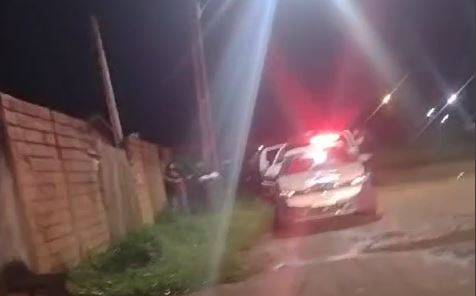 Casal sai no tapa e rola no meio da rua, em Vilhena; homem é acusado de tentar incendiar casa com esposa e crianças dentro