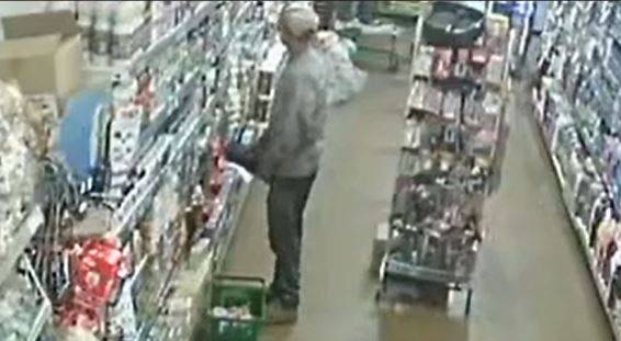 ASSISTA VÍDEO: câmeras flagram ladrão furtando mercadinho e enfiando mercadorias dentro da calça, em Vilhena