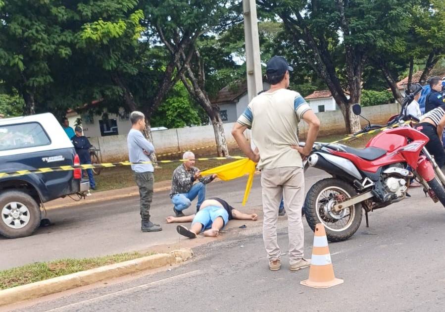 VÍDEO IMPRESSIONANTE: motociclista sofre queda em avenida de Vilhena e picape passa com pneus sobre o corpo dele